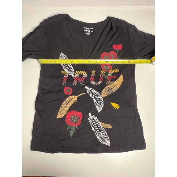 True Religion Womens Black V Neck Graphic T-Shirt Red Poppies Feathers Beaded XS - Picture 13 of 13
